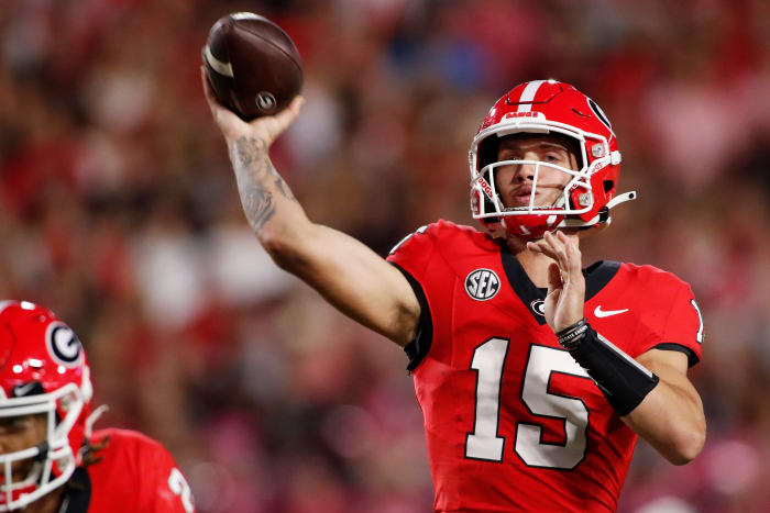 Georgia quarterback Carson Beck (15) throws a touchdown pass to Georgia wide receiver Rara Thomas (5) during the first half of a NCAA college football game against Kentucky in Athens, Ga., on Saturday, Oct. 7, 2023. (Joshua L. Jones / USA TODAY NETWORK).